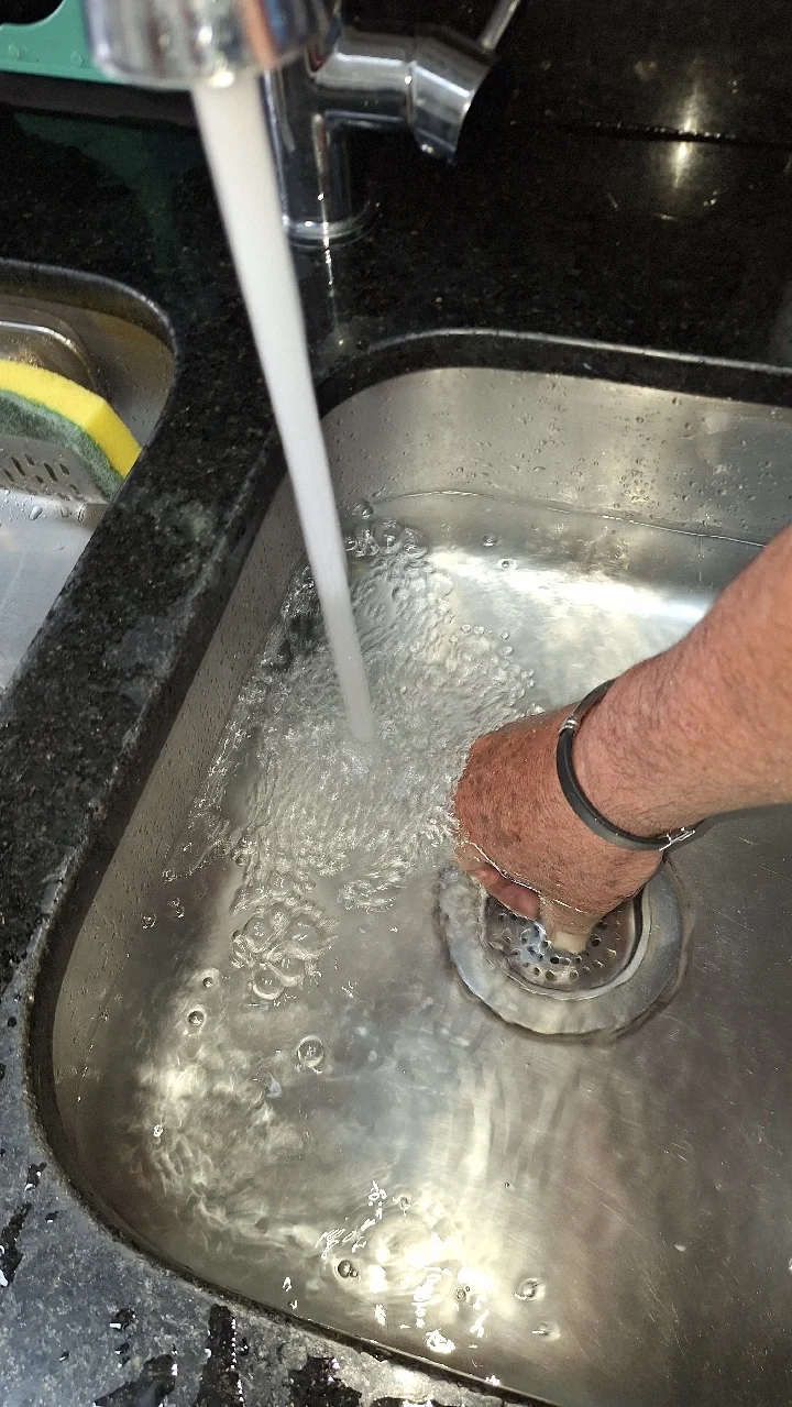 Torneira de cozinha em funcionamento após reparo hidráulico em São Paulo