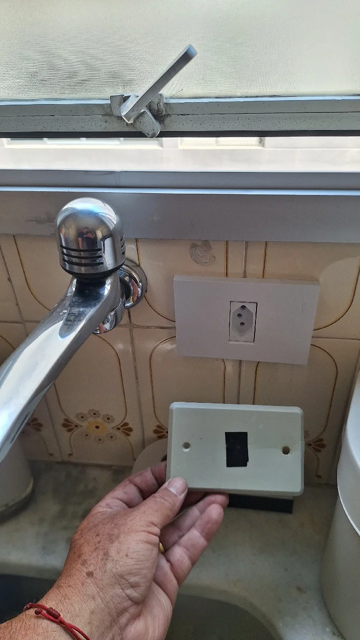 Interruptor e tomada instalados em parede de cozinha em São Paulo